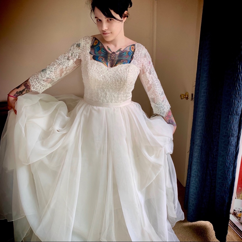 Stunning Ivory Wedding Dress Oleg Cassini size 12